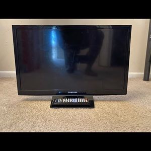 19” flat screen TV with remote. Like new!